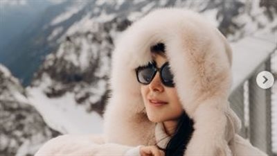 أسيل عمران تتزين بالفرو على برج تيتليس في سويسرا (صور)