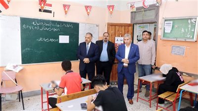 «أنتم فخر الشرقية».. المحافظ يتابع امتحانات 