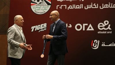 وليد درويش يهدي برونزية أفريقيا إلى هاني أبو ريدة