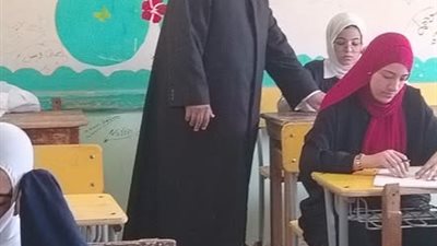 رئيس منطقة المنيا الأزهرية يتفقد لجان الأدبي بالشهادة الثانوية 