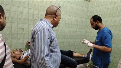 وفد مشترك من نقابة المعلمين ومديرية التعليم بأسيوط يطمئن على الحالة الصحية للمعلمين المصابين 