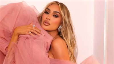 ذوق مايا دياب يسيطر على رقة فستان باربي