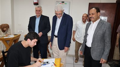 رئيس جامعة المنوفية يتفقد لجان امتحانات كلية الحاسبات والمعلومات ويشيد بتخصصاتها
