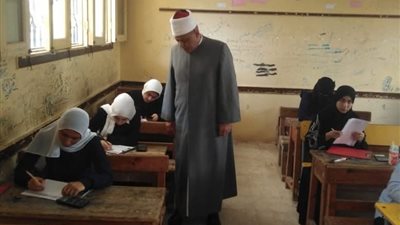 رئيس منطقة البحيرة الأزهرية يطمئن على انتظام لجان الثانوية الأزهرية بأبو حمص 