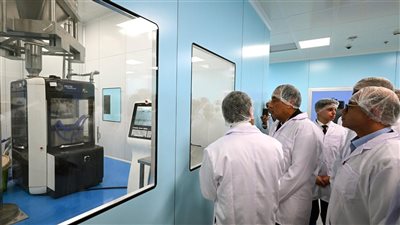 عاجل.. رئيس الوزراء يتفقد مصنع 