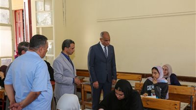 محافظ كفرالشيخ يطمئن على سير امتحانات الشهادة الإعدادية ويشدد على توفير بيئة مناسبة للطلاب