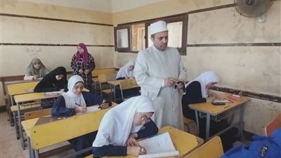 رئيس منطقة المنيا الأزهرية يتفقد لجان الشهادة الثانوية الأزهرية