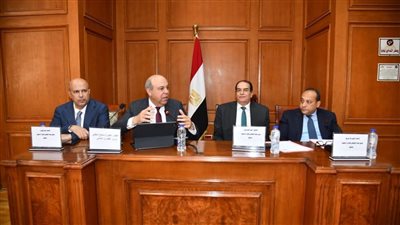 وزير الطيران أمام 