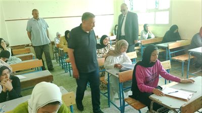 وكيل تعليم البحيرة يتفقد امتحانات الإعدادية بلجان المحمودية 