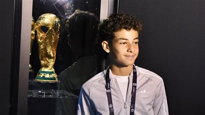 عمر الشريف يحمل كرة مباراة مصر ونيوزيلندا في كأس العالم