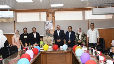 لمسة وفاء.. جامعة قناة السويس تحتفي بواحدة من رموز العمل الإداري