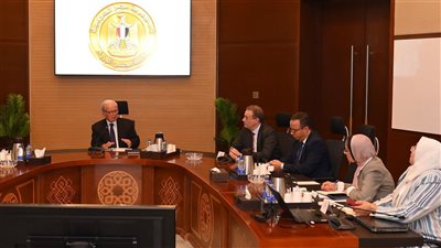الحكومة تبحث مقترحات دمج وإلغاء بعض الجهات الإدارية لتحقيق التكامل وترشيد الإنفاق