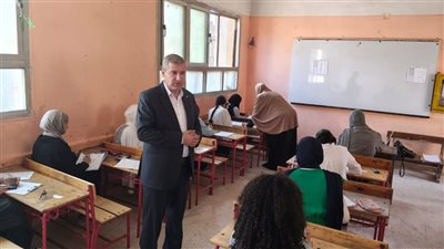 هدوء وانضباط بلجان الإعدادية بالشرقية.. ووكيل التعليم  يتفقد امتحان الهندسة بمنيا القمح