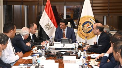 وزير الصناعة يبحث مع ممثلي الشركة الصينية الوطنية للإطارات التوسع في السوق المصري 