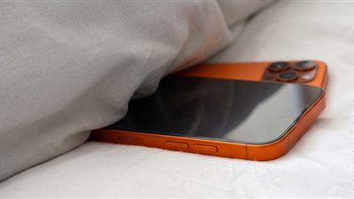 أخصائي أورام يوضح حقيقة مخاطر وضع الهاتف تحت الوسادة