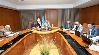 محافظ أسيوط يعقد اجتماعا لمتابعة معدلات تنفيذ مشروعات 