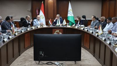 محافظ الجيزة يترأس اجتماع مجلسي إدارة منطقتي عرب أبو ساعد بالصف وجرزا بالعياط