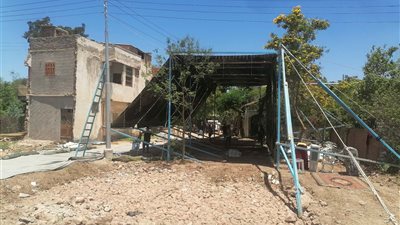 تجهيز سرادق عزاء الفنان عبدالعزيز مخيون بمسقط رأسه بالبحيرة