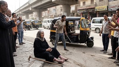 كواليس اعتداء على سيدة مسنة وسقوط سائق 