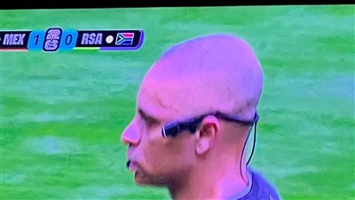 سر الجهاز الغريب على رأس حكم مباراة افتتاح كأس العالم
