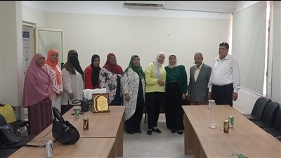 وكيل صحة قنا يكرم مشرفة الرائدات الريفيات لبلوغها سن التقاعد