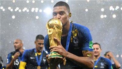 كونيه يدافع عن قائد منتخب فرنسا