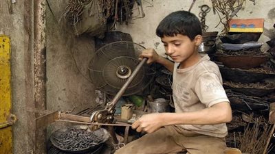 بدلا من المدرسة.. لماذا يتجه بعض الأطفال إلى سوق العمل (فيديو)