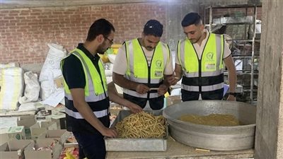 ضبط 26 ألف عبوة حلويات و600 كيلو جلوكوز غير صالحين داخل مصنع بالغربية
