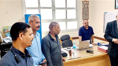 مدير تعليم البحر الأحمر يتفقد لجنة اعتذارات الثانوية العامة بالغردقة