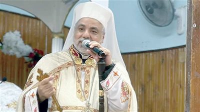 «عمانوئيل عياد».. ملامح «طيبة» على وجه المطران