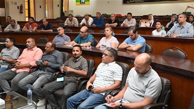 رئيس جهاز العاشر من رمضان يبحث مطالب سكان الأحياء الثاني والثالث والرابع
