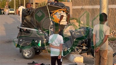 اصطدام بعمود كهرباء.. مصرع شاب وإصابة 3 آخرين في حادث توكتوك  بنصر النوبه بأسوان