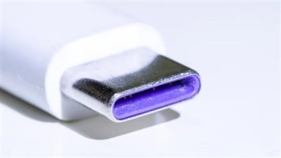 لغز المنافذ الملونة.. لماذا تأتي بعض وصلات USB باللون البنفسجي