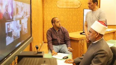 رئيس قطاع المعاهد يتابع امتحان الصرف للثانوية الأزهرية من الغرفة المركزية