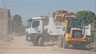 رفع 36 مترًا من المخلفات بقرية الكراتية ونقلها للمدفن الصحي بقنا