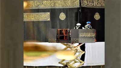 عاجل.. بدء مراسم تغيير كسوة الكعبة المشرفة فى مشهد مهيب