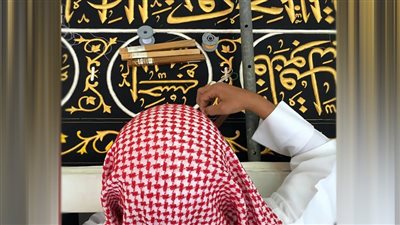 مجمع الملك عبد العزيز :تصنيع كسوة الكعبة باستخدام  أطول ماكينة خياطة في العالم