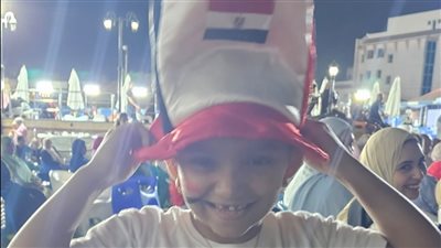 علم مصر على وجوه وصدور الصغار دعما للمنتخب الوطني بالإسماعيلية