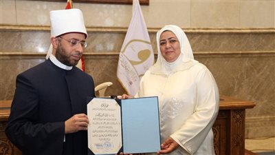 الأوقاف تكرم السيدة وفاء محمد أبو سنة تقديرًا لعطائها في خدمة القرآن