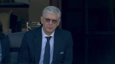 أرسين فينجر يتابع مواجهة فرنسا والسنغال من مدرجات 