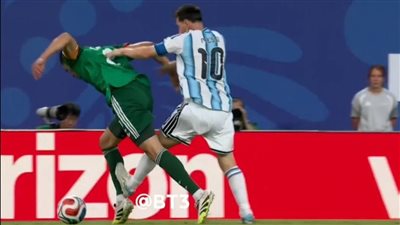 لقطة ميسي تثير الجدل في المونديال.. هل تجاهل VAR حالة طرد واضحة أمام الجزائر؟