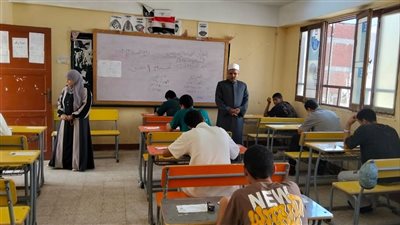 طلاب العلمي يؤدون امتحان الفقه بالثانوية الأزهرية بالإسماعيلية