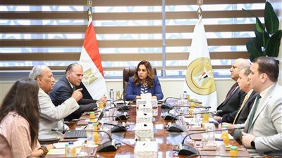 وزيرة التنمية المحلية والبيئة تتابع الموقف التنفيذي لمشروعات الوزارة بالمحافظات 