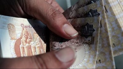 بعد تراجع الدولار دون 50 جنيهًا.. وبلومبيرج: الجنيه المصري الأفضل أداء في العالم
