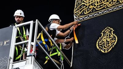 للمرة الأولى.. اختصار مدة تغيير كسوة الكعبه إلى 3 ساعات