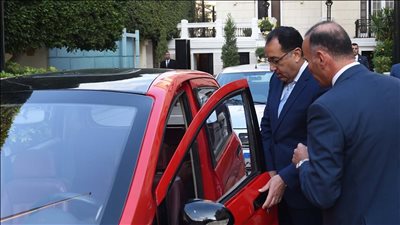 مدبولي يتفقد سيارات منتجة في مصر    