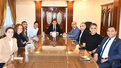 وزير الرياضة يبحث مع رئيس شركة 