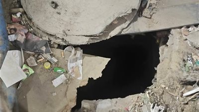 استغاثة عاجلة إلى مجلس مدينة المحلة: فتحة صرف مكشوفة تهدد حياة الأطفال واللاعبين أمام نادي البلدية