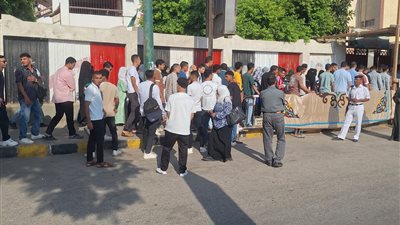 طلاب الثانوية بالمنيا يؤدون امتحان اللغة الأجنبية الثانية 