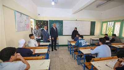 محافظ كفرالشيخ يتفقد لجان الثانوية العامة ويطمئن على انتظام سير الامتحانات